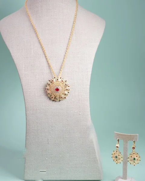 Medallion Pendant Set, Gold